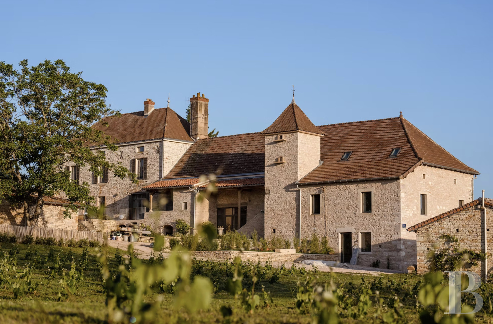 En Saône-et-Loire, dans le village de Lancharre, deux maisons du 17e siècle dans un domaine dédié à la villégiature - photo  n°1